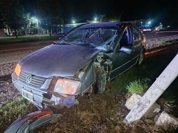 Despiste y choque contra una columna en el acceso sur de Suardi
