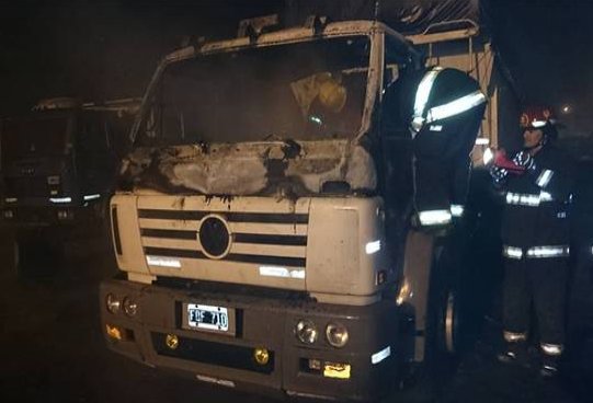 Las Varillas: Bomberos lesionados al combatir un incendio en un camión