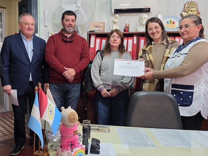 Michlig entregó aportes en Arrufó para educación y entidades locales