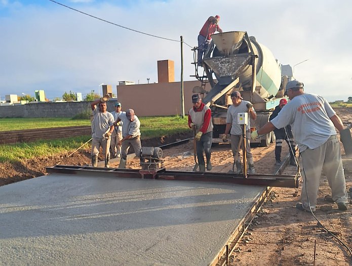 Avanza la pavimentación en Suardi con nuevas cuadras en ejecución