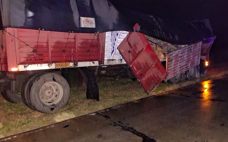 Un camión perdió bolsas de harina en Ruta 1