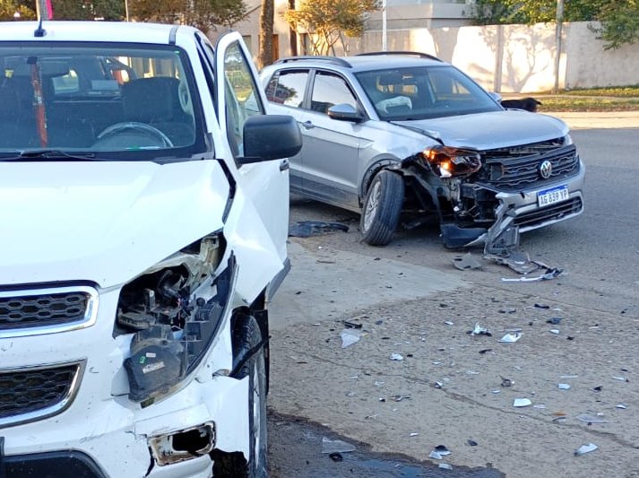 Suardi: Choque entre un auto y una camioneta sólo dejó daños materiales