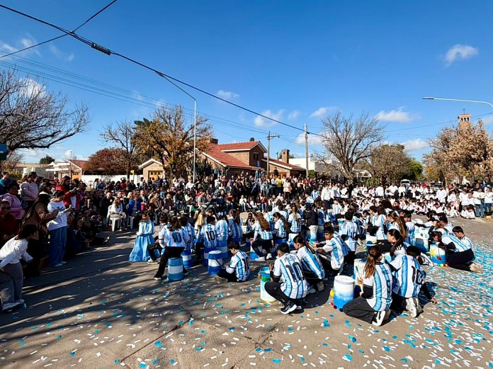 Suardi reafirmó sus raíces patrias con la conmemoración del 25 de Mayo