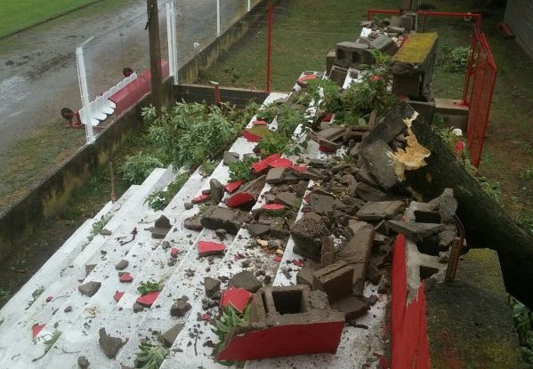 La tormenta provocó suspensiones y daños materiales