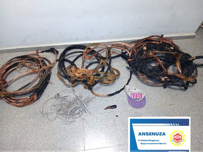 Seeber: Detuvieron a dos hombres cuando quemaban cables robados de una fábrica