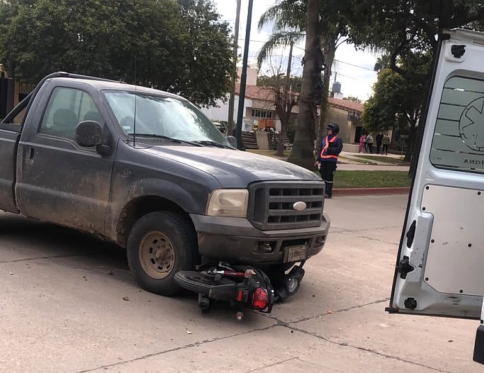 Morteros: Choque entre camioneta y moto dejó una mujer con lesiones graves