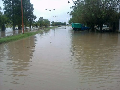 Villa Saralegui prácticamente aislada por las aguas