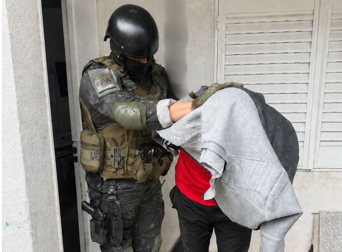 Desbaratan un punto de venta de drogas y detienen a un narcomenudista en San Francisco