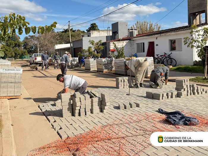 Brinkmann avanza con nuevas obras de adoquinado en barrio Argentina 2000