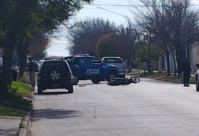 Choque entre un auto y una moto en una esquina de Suardi