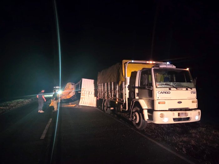 Freyre: Volcó el acoplado de un camión sobre la Ruta Provincial 1
