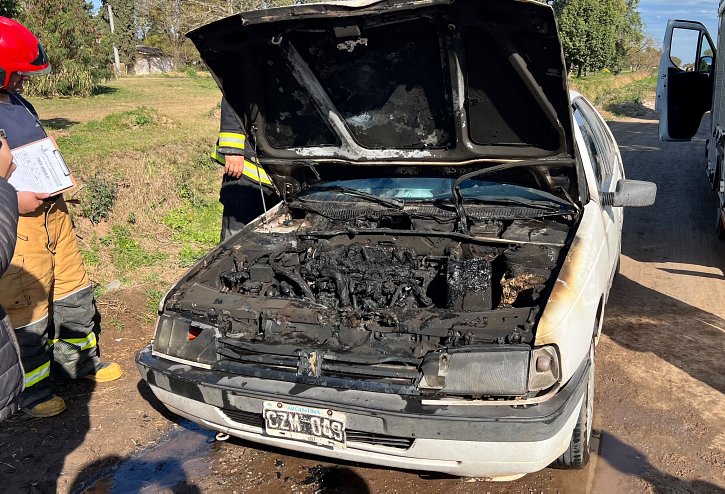 Principio de incendio vehicular movilizó a los Bomberos de Morteros
