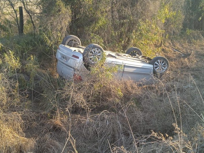 Dos siniestros viales en Las Palmeras y Ceres: un vuelco y un motociclista hospitalizado