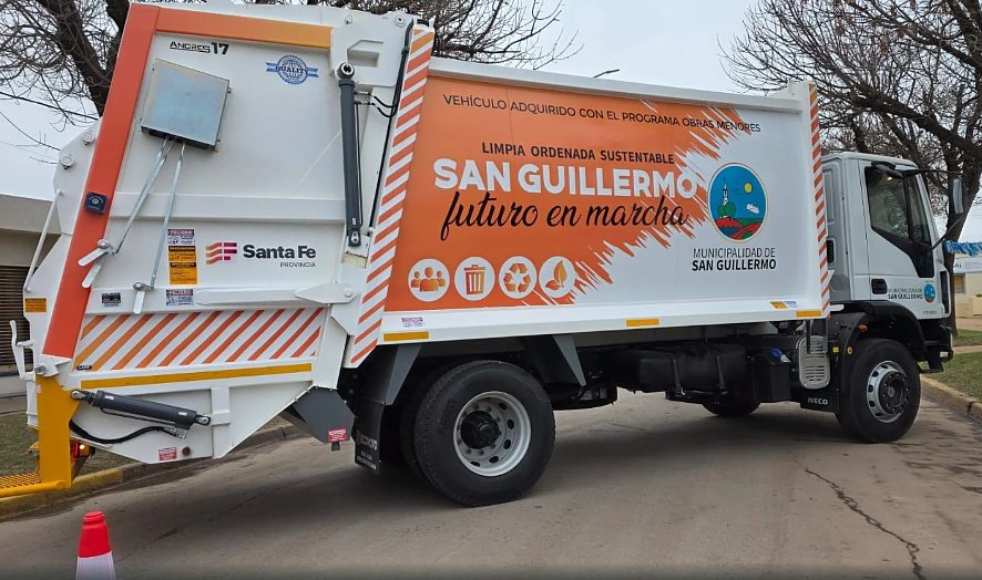 San Guillermo incorporó un nuevo camión recolector y recibió aportes para instituciones locales