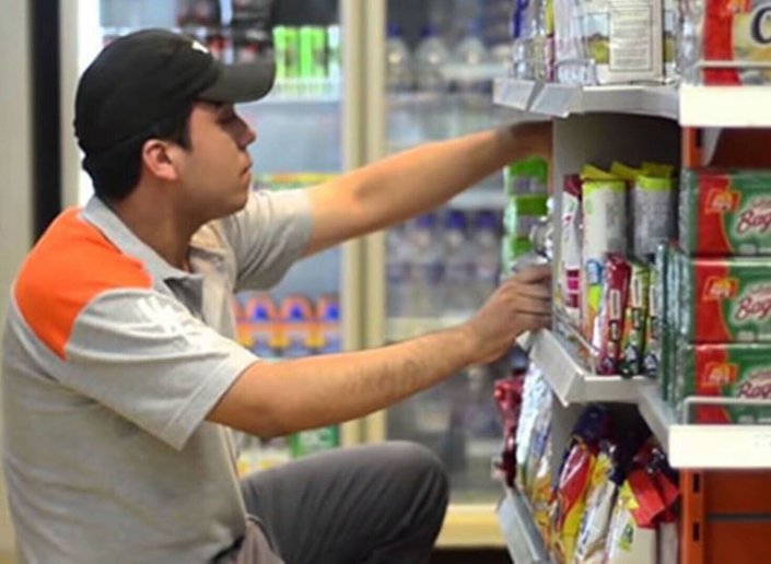 Empleados de Comercio acordaron una suba salarial del 5,7% y un bono de $50.000