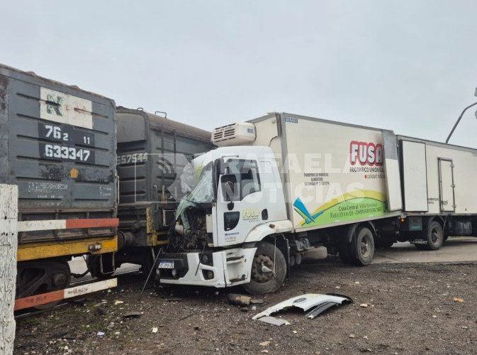 Violento choque entre un camión del Frigorífico FUSA y un tren en el cruce del INTA
