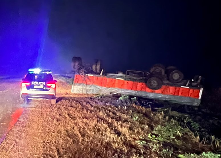 Despiste y vuelco de un camión en la Ruta Provincial 1: no hubo heridos