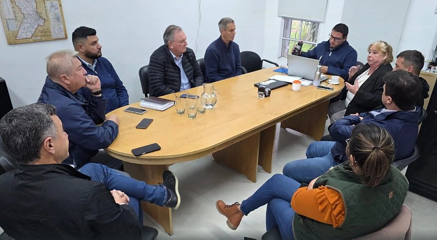 Supervisaron obras viales y entregaron aportes a una escuela rural en el depto. San Cristóbal