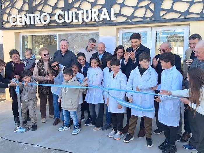 Pullaro inauguró el Centro Cultural de Colonia Bossi y destacó el rol del Estado en las pequeñas localidades