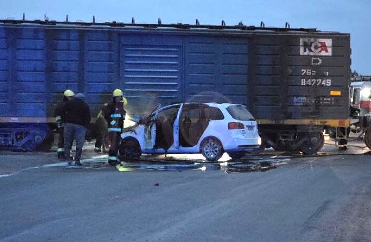 Sunchales: Un tren de carga chocó contra un auto en el cruce de la Ruta 280