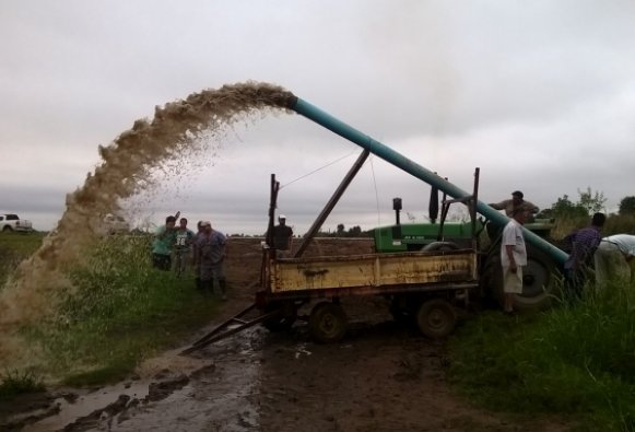 El alto nivel de napas sigue generando inconvenientes en barrio de Morteros