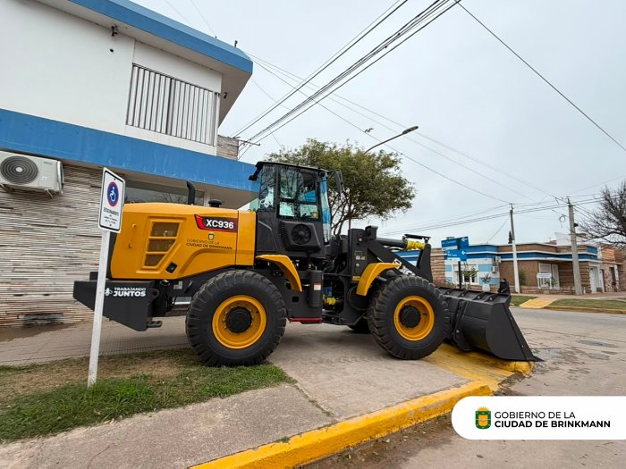 Brinkmann incorporó una nueva pala cargadora al parque automotor municipal