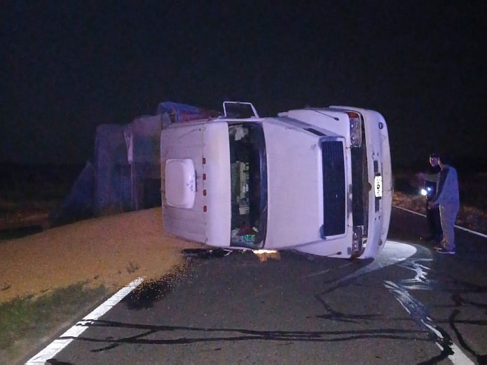 Volcó con su camión tras pasar por un bache en la Ruta Provincial 2