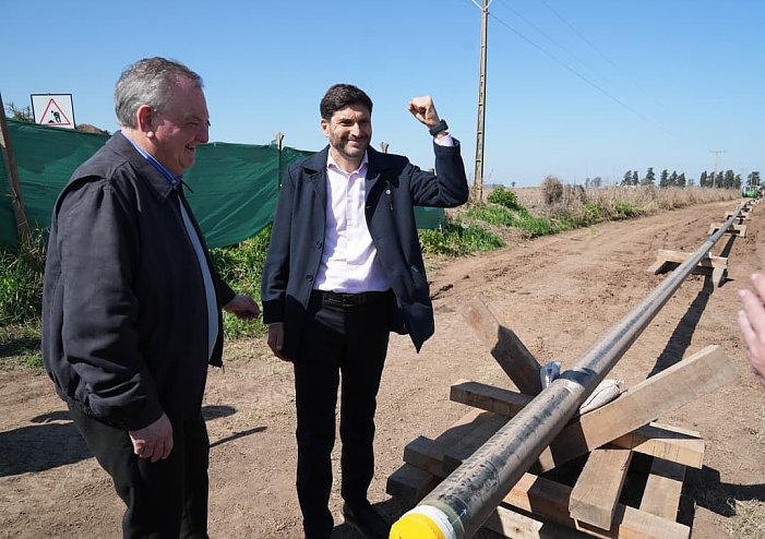 Pullaro recorrió las obras del Gasoducto Sudoeste Lechero en el departamento San Cristóbal