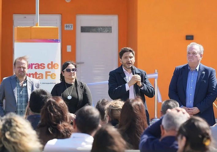 Pullaro y Michlig entregaron viviendas, escrituras y aportes en Colonia Rosa y Monigotes