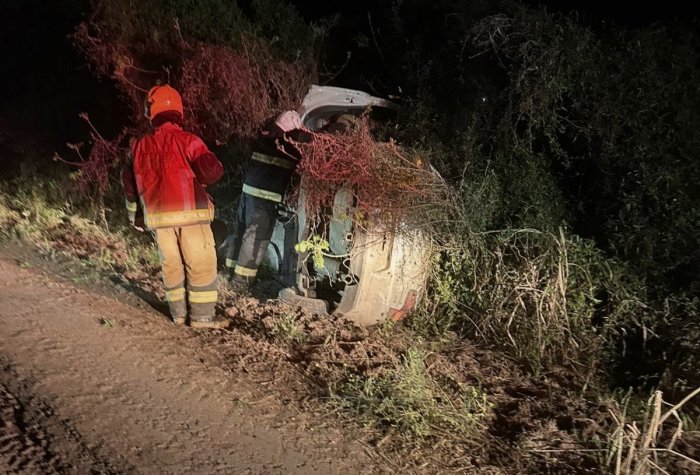 Vuelco de un Citroën C3 en un camino rural cerca de la Ruta 23