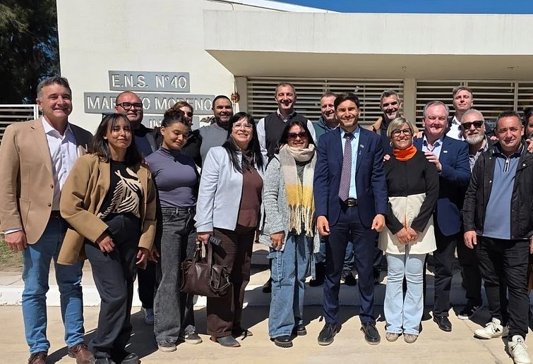 Pullaro estuvo en San Cristóbal y encabezó la inauguración de una obra de pavimento