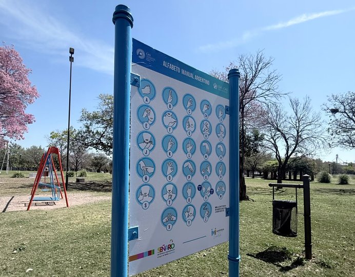 Morteros incorporó cartelería con el Alfabeto Manual Argentino en el Parque Central