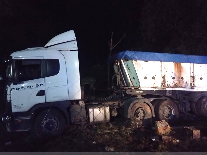 Hersilia: un camión despistó en Ruta 34 y terminó contra un tejido