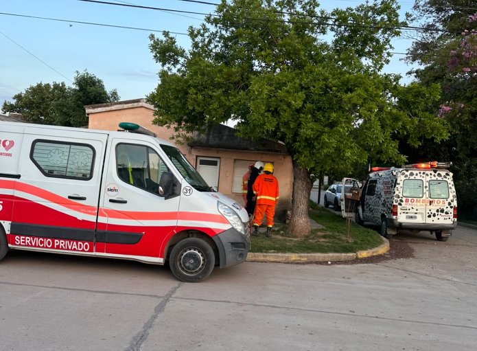 Morteros: Rescataron a una persona que estaba atrapada en el interior de su vivienda