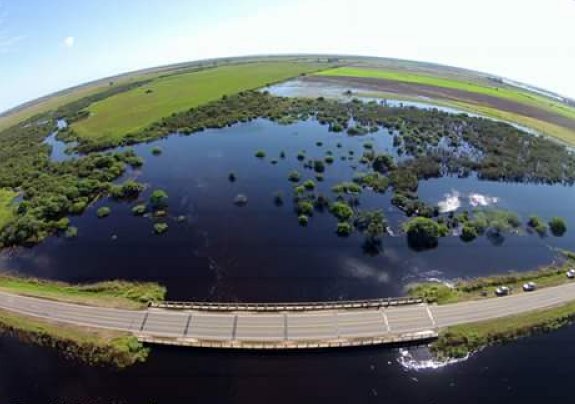 Gran cantidad de agua invade campos del departamento San Justo