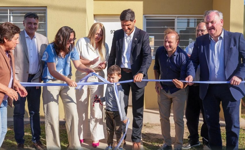 Pullaro inauguró 20 viviendas y obras de infraestructura en Ceres
