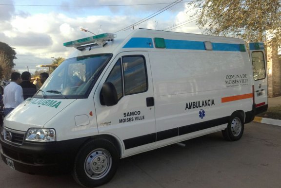 Moisés Ville: Asumió el nuevo comisario y entregaron ambulancia y tractor
