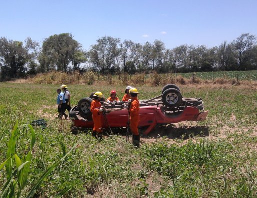 Dos lesionados al volcar con una camioneta en Freyre