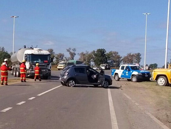 Automovilista grave al chocar con un camión en el cruce de Arrufó