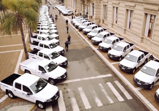 Entregaron 48 camionetas para la EPE