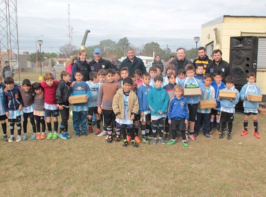 Entregaron elementos para escuelitas de fútbol