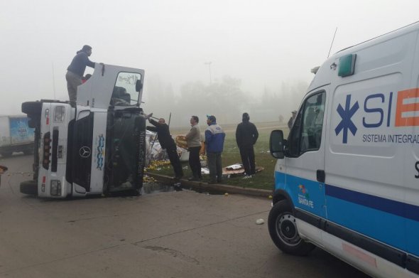 Camión con limones volcó en la rotonda de Sunchales
