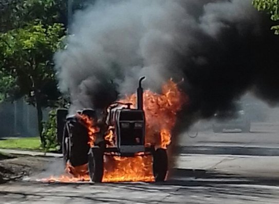 Un incendio destruyó un tractor de la Municipalidad de Brinkmann