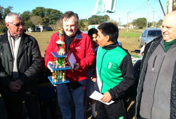 Michlig entregó $ 30.000 y elementos deportivos a la Escuela de Bo. San Miguel
