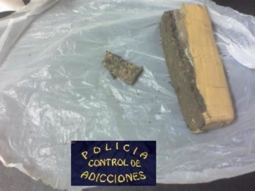 Un policía encontró panes de marihuana esparcidos en la ruta