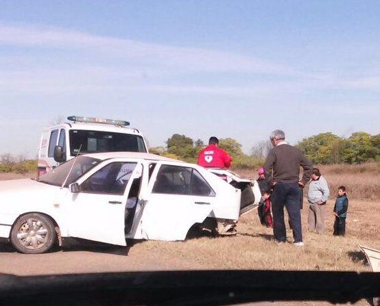Accidente al norte de Morteros entre un auto y un camión grúa