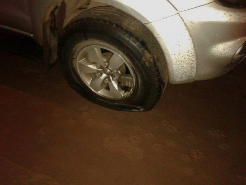 Un individuo dañó 16 cubiertas de autos en Moisés Ville