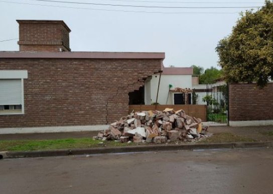 Morteros: Perdió el control del vehículo y destrozó una vivienda