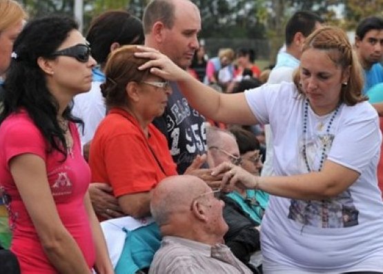 Denuncian a María José Reynoso de lucrar con la Fe