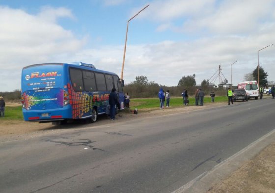 Dos lesionados en un choque entre un auto y un micro